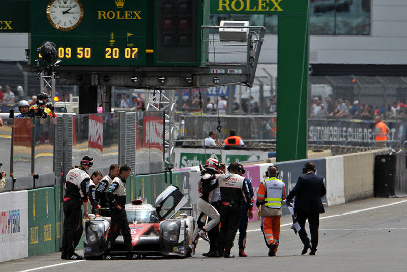 レースも残り5分というところでトヨタ 5号車にパワートレーン系のトラブルが発生。ポルシェ 2号車がトップに立った