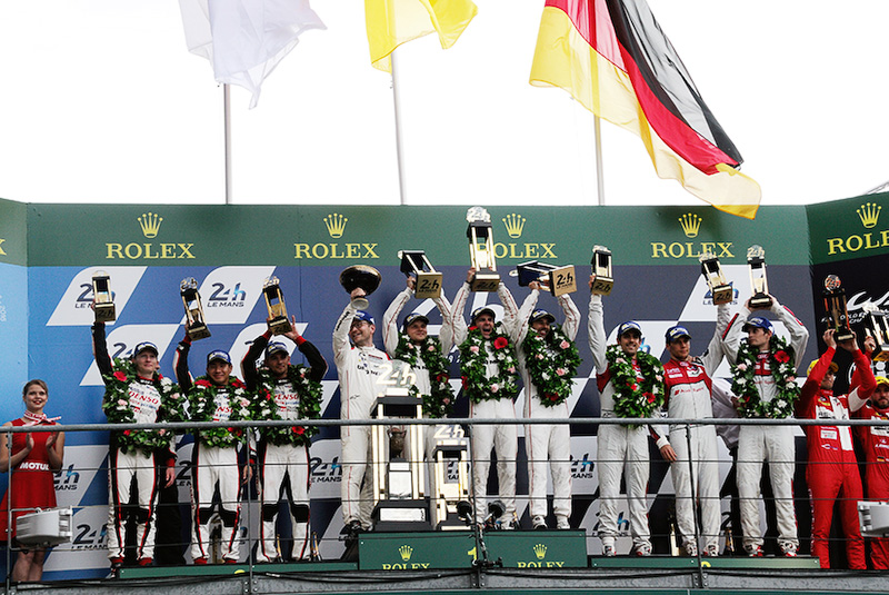 レースも残り5分というところでトヨタ 5号車にパワートレーン系のトラブルが発生。ポルシェ 2号車がトップに立った