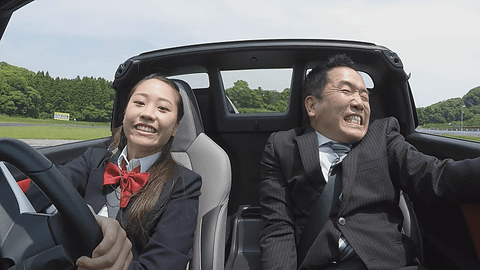 制服姿の女子高生がサーキットを激走する動画「しじょうじょし」 - Car