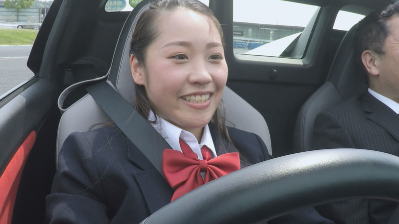 女子高生のドライビングテクニックに顔が引きつる営業スタッフようすを収録