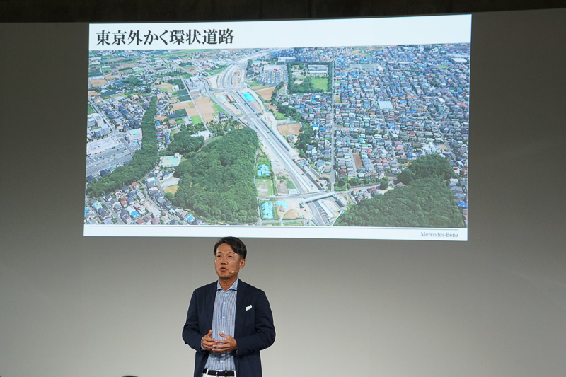 発表会場となった東京外かく環状道路について紹介する上野氏