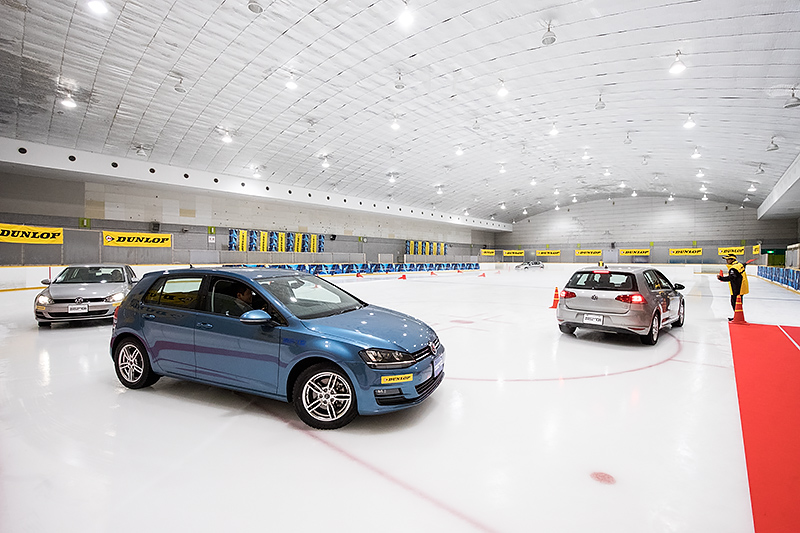 東京都東大和市の東大和スケートセンターで実施されたダンロップ「ウインター マックス 02」氷上試走会の様子