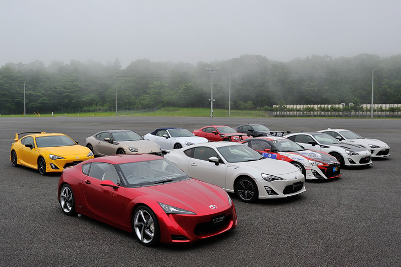 試乗会の会場となった富士スピードウェイには、2009年の東京モーターショーに出展された「FT-86 Concept」をはじめ、限定車やコンプリートカー、レース参戦車などさまざまな86が並べられていた