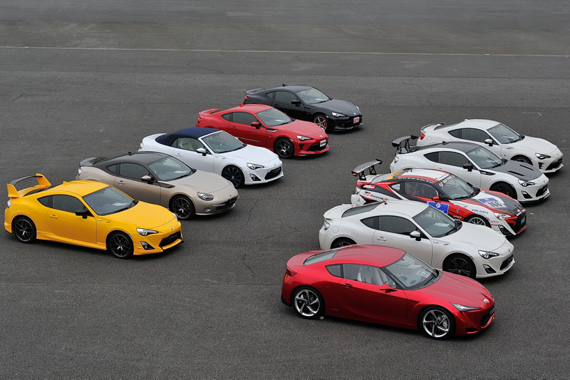 試乗会の会場となった富士スピードウェイには、2009年の東京モーターショーに出展された「FT-86 Concept」をはじめ、限定車やコンプリートカー、レース参戦車などさまざまな86が並べられていた