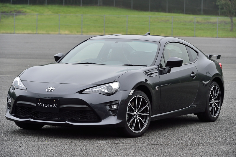 試乗会の会場となった富士スピードウェイには、2009年の東京モーターショーに出展された「FT-86 Concept」をはじめ、限定車やコンプリートカー、レース参戦車などさまざまな86が並べられていた