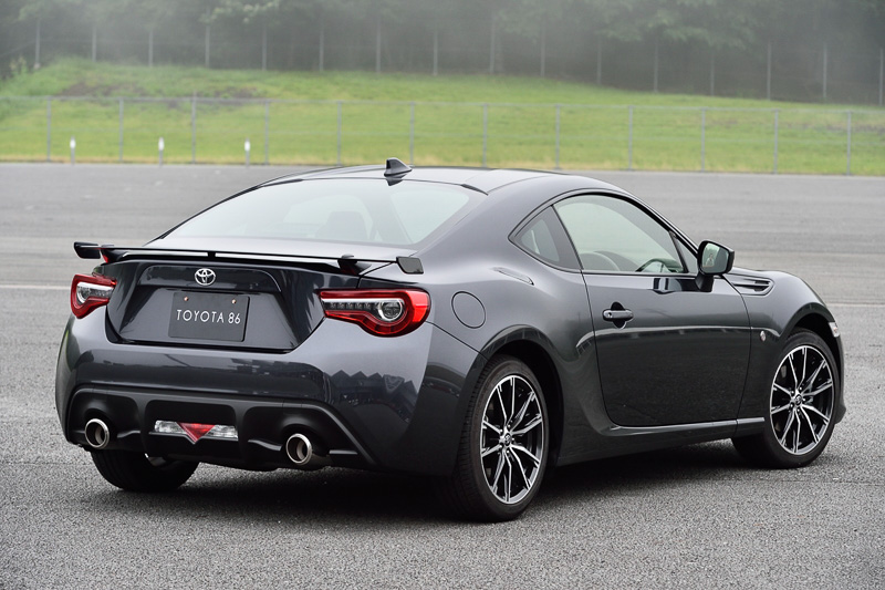 86 GT“Limited”（6速AT）。ボディサイズは4240×1775×1320mm（全長×全幅×全高）、ホイールベースは2570mm。ボディカラーは「ダークグレーメタリック」