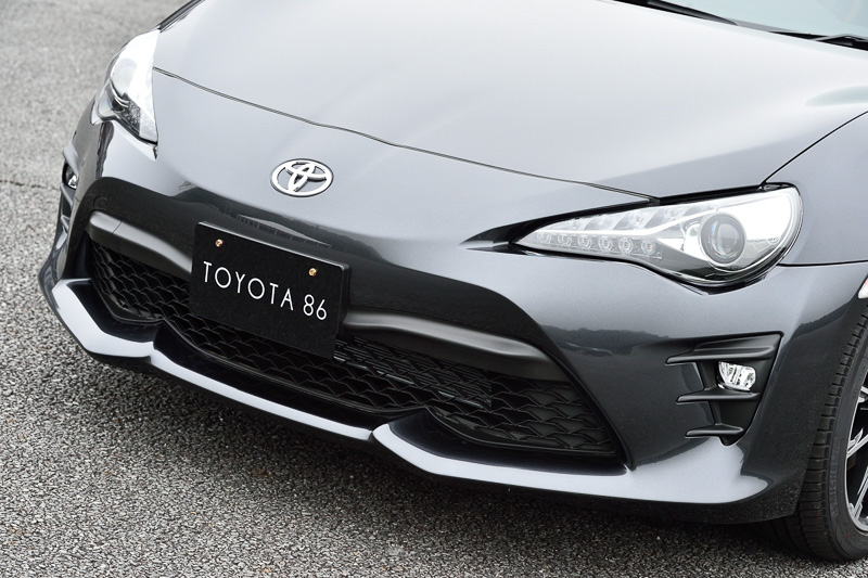 フロントグリルはこれまでの上下を絞ったスタイルから、ハの字型に下側を広げた形状に変更。空力性能を追求したほか、ワイド感と踏ん張り感を演出している