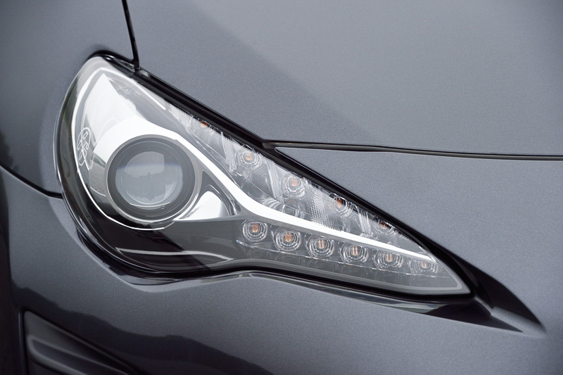 「Bi-Beam LEDヘッドランプ」を全車に標準装備。内側下のLEDがウインカーとなっており、「BRZ」と同じくウインカー内蔵タイプとなった