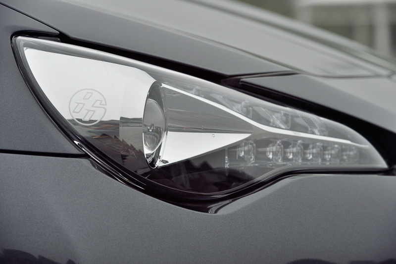 ヘッドライト側面に“86エンブレム”を設定