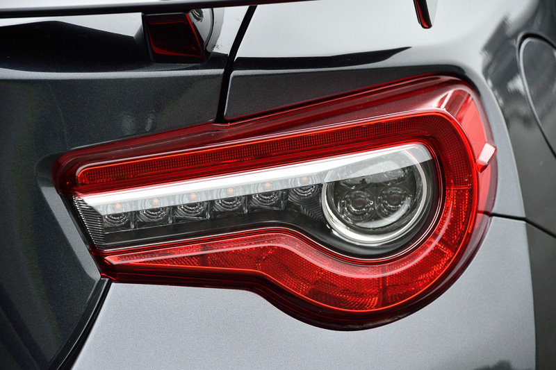 リアコンビネーションランプもLED化され、外装の灯火類はすべてLEDとなった。側面にエアロスタビライジングフィンを設定
