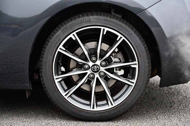 16インチサイズのアルミホイールは従来どおりだが、17インチアルミホイールはデザインが変更された