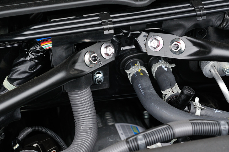 リアフェンダー内のリアエプロンアウタ、エンジンルーム内のタワーバーブラケットなどもボディ剛性向上のために強化された