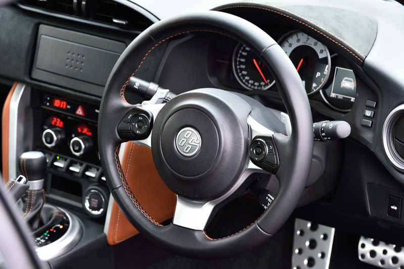 握ると自然と脇が締まるよう形状を最適化した3本スポークステアリング