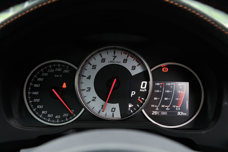 メーターパネル中央のタコメーターは0rpm位置を真下に変更。最高出力が発生する7000rpmを真上にレイアウトして分かりやすさを追求