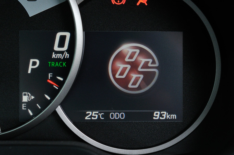 従来は燃料計や水温計を配置していた右側を、デジタル表示のマルチインフォメーションディスプレイに変更。Gモニターやアクセル、ブレーキの操作量などの情報が表示できるほか、エンジン始動時には“86エンブレム”が出現する