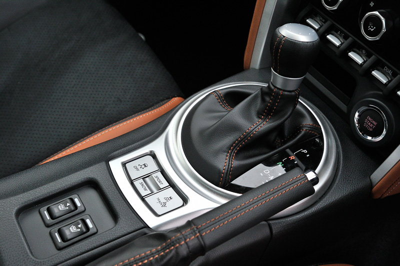 センターコンソールのシフトセレクター後方に、新設されたVSCの「TRACK」モードのスイッチが用意されている