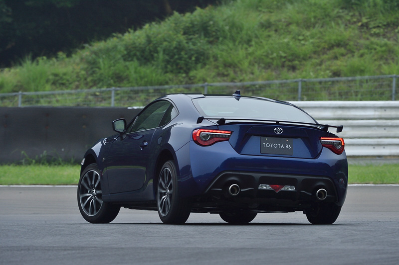 写真上が新型86（GT“Limited” 6速MT車）で下が従来型（GT 6速MT車）