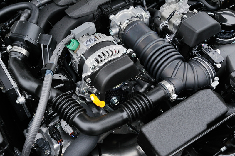 6速MT車のFA20型水平対向4気筒エンジンは、インテークマニホールドや吸気ブーツ、エアフロメーターなどの改良で吸気抵抗を低減し、最高出力は152kW（207PS）/7000rpm、最大トルクは212Nm（21.6kgm）/6400-6800rpmを発生