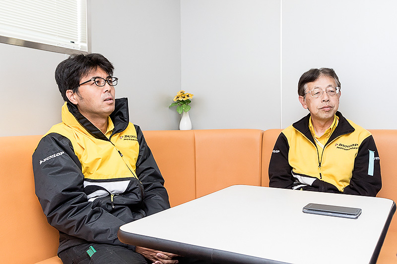 住友ゴム工業株式会社 モータースポーツ部長 谷川利晴氏（右）、同 モータースポーツ部 課長 斉脇泉氏（左）