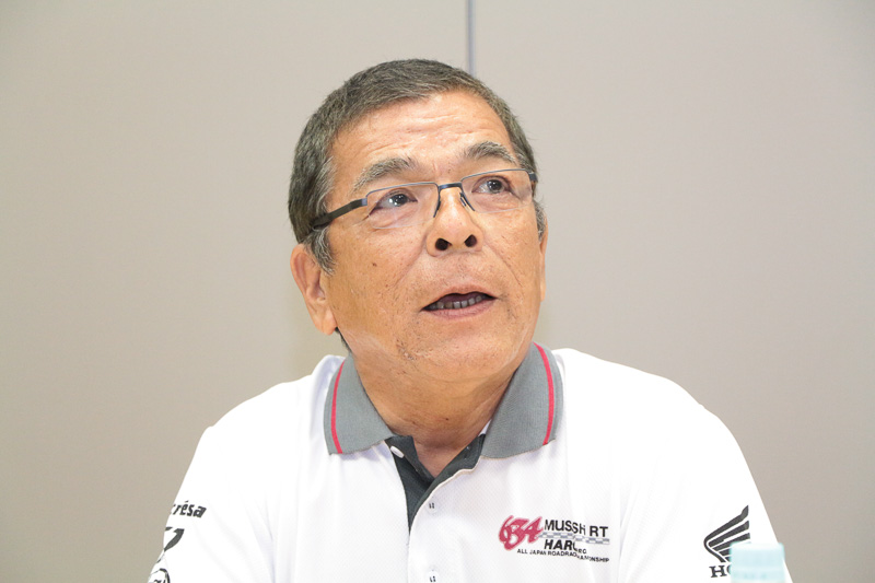 5日間におよぶテストについて本田監督は「昨年からヤマハが強力になってきてペースも上がっているので、その対策としてサスペンションやブレーキなどさまざまな部分に手を加え、新たなマシン造りを目指しているが、5日間のテストでは雨にもたたられ、ドライ路面でのデータ集積が少し足りない。燃費に若干の不安があるのも事実。セッティングもまだ70%、80%に足りないが、パーフェクトな形がレースで勝てることとイコールではない。我々のチャレンジが鈴鹿8耐の人気や、オートバイファンの心に残るレースになるために頑張らなくてはいけないし、『やはりホンダは強いのだ』と伝えられるように努力していく」とコメント