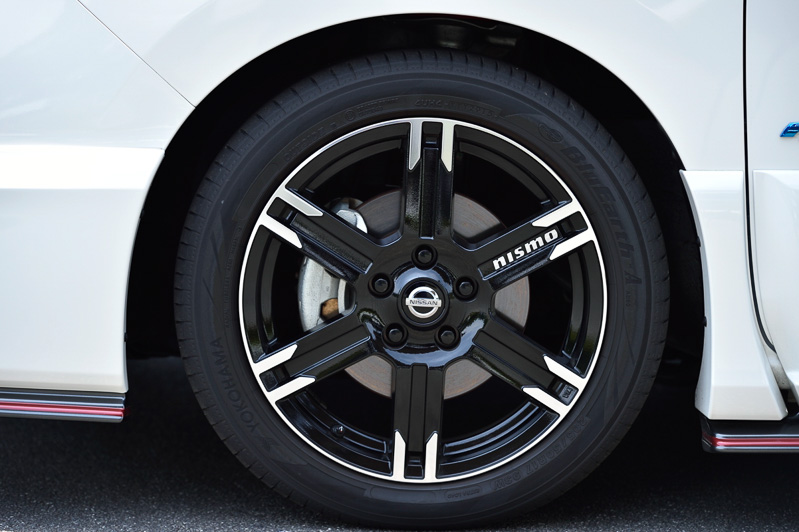 17インチの「LMX6」アルミロードホイール。単体価格は1台分で19万5264円