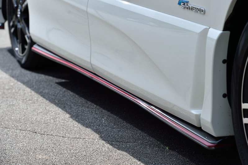 「サイドスカート」にも前後のスポイラーと同じく赤いラインをアクセントとして配する