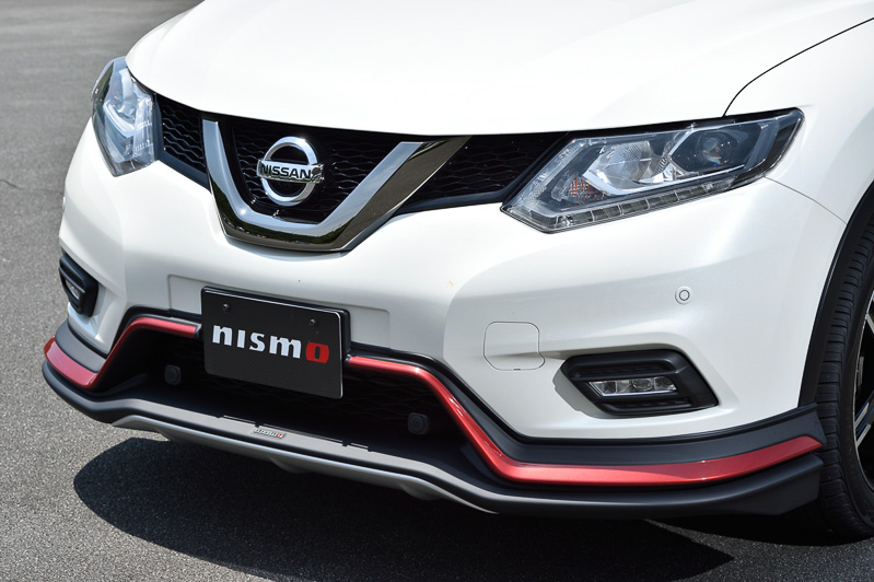 「フロントアンダースポイラー」には、下側をスキッドプレート風にシルバー塗装して力強さもアピール