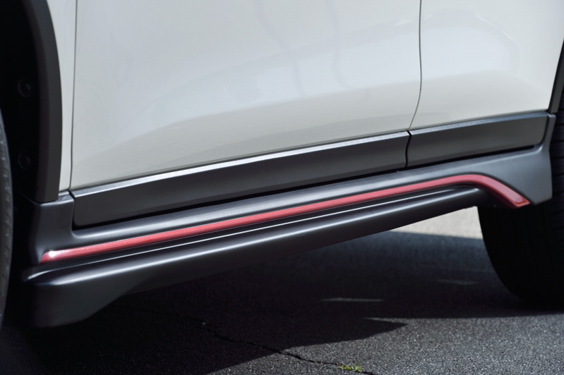 サイドスカートは後方側がわずかに広がってウイング形状となっている