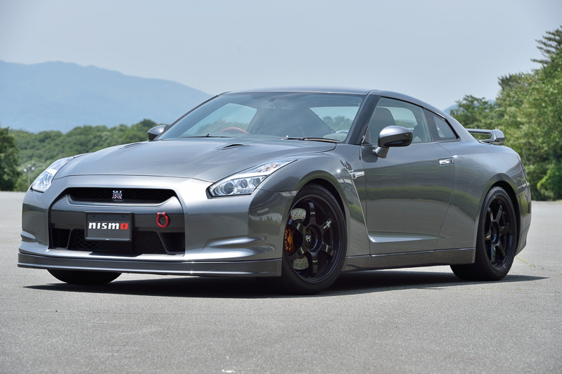 2008年モデルのGT-R Premium editionをベースに、NISMOパーツを多数装着することによって走行性能を引き上げたモデル