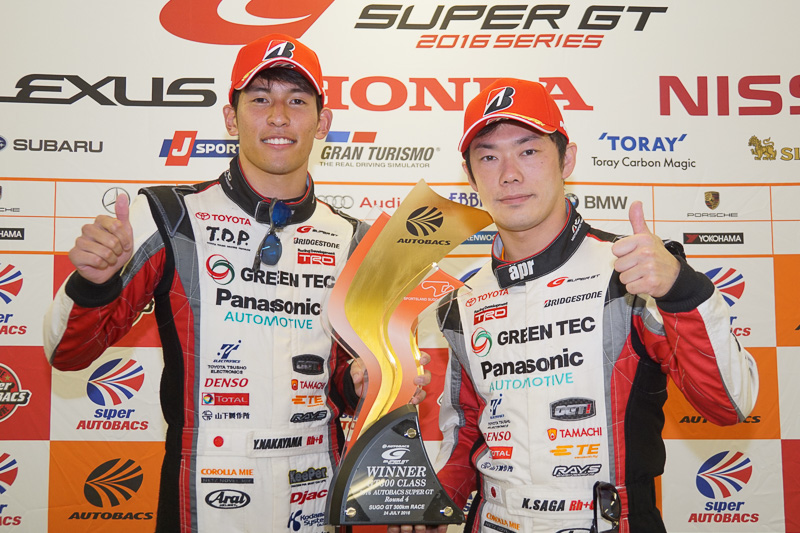 GT300クラス優勝の31号車 TOYOTA PRIUS apr GTをドライブする中山雄一選手（左）、嵯峨宏紀選手（右）