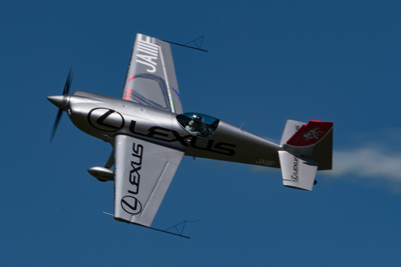 レクサスカラーのエクストラ 300SCで飛行する室屋義秀選手