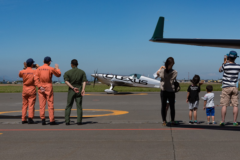 演技を終えて駐機場に向かう室屋義秀選手