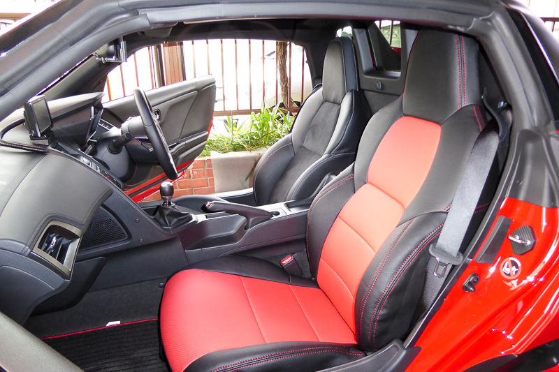 運転席が純正状態。助手席側が赤のシートカバーを装着した状態