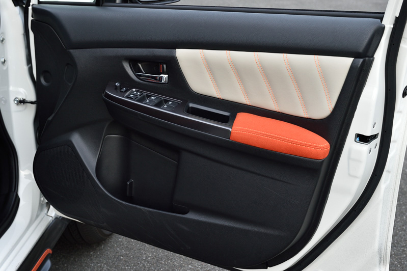 ドアトリムもオレンジとホワイトのコンビネーションタイプになる