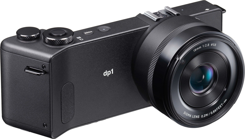 「dp1 Quattro」。35mm換算で28mm相当となる19mm F2.8レンズを搭載