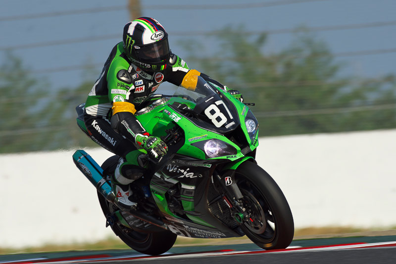 87号車Team GREENを12号車YOSHIMURA SUZUKI Shell ADVANCEがかわす