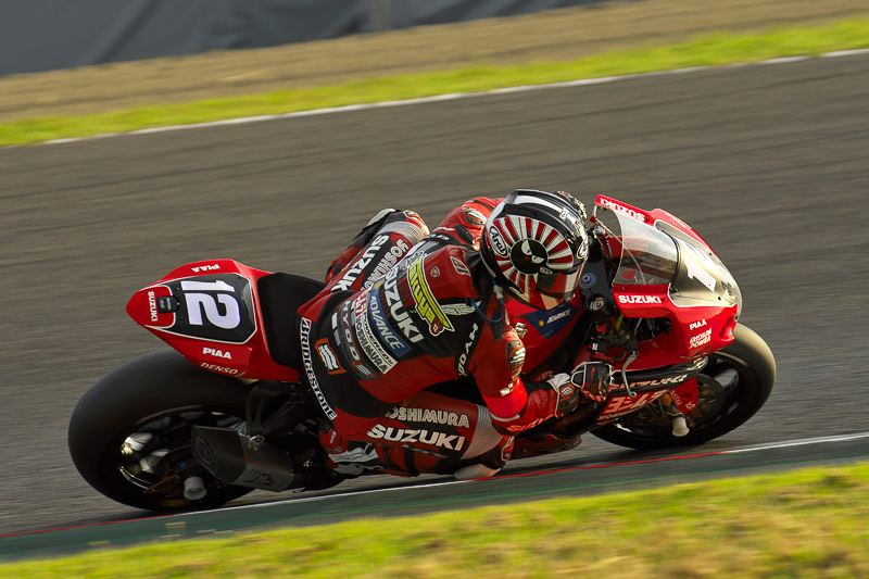 87号車Team GREENを12号車YOSHIMURA SUZUKI Shell ADVANCEがかわす