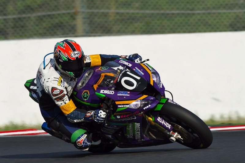 32号車Moto Map SUPPLYと01号車EVA RT TEST TYPE-01 TRICK STARの抜きつ抜かれつの5番手争いは、後半の見どころの1つとなった