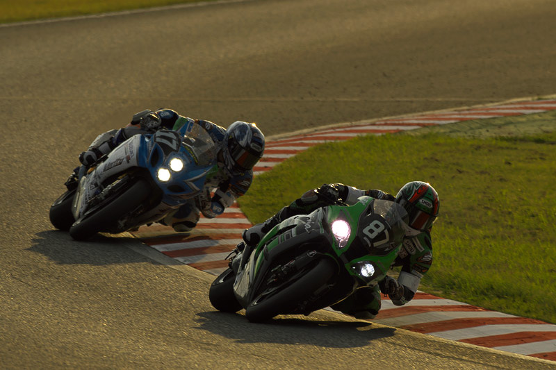 87号車Team GREENはなんとか同一周回をキープして2位