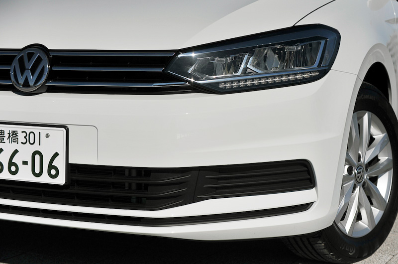 TSI コンフォートラインはハロゲンヘッドライトが標準装備となるが、オプションでLEDヘッドライト（オートハイトコントロール機能、LEDターンシグナル付）も用意される