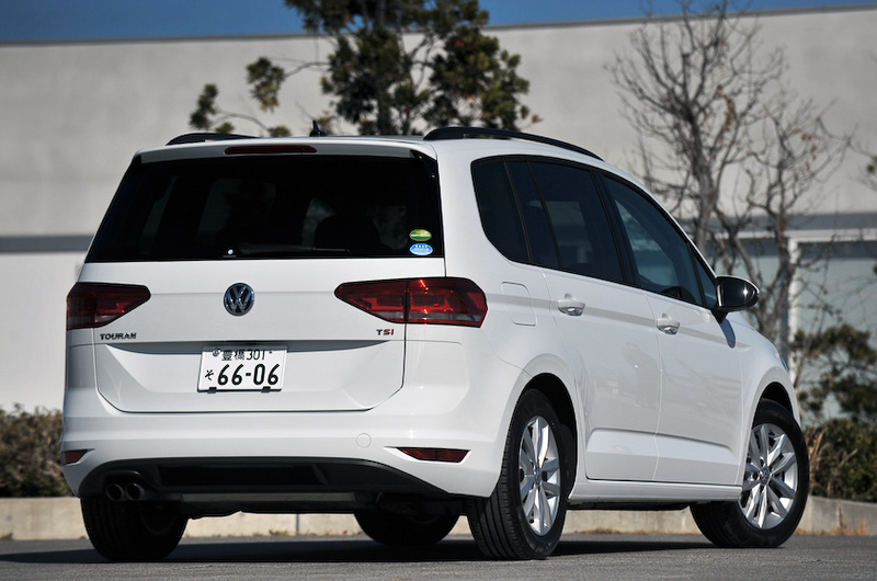 11年ぶりのフルモデルチェンジとなった7人乗り3列シートのミニバン「ゴルフ トゥーラン」（撮影車はTSI コンフォートライン［317万円］）」。ボディサイズは4535×1830×1660mm（全長×全幅×全高）、ホイールベース2785mm。先代と比べ全長は130mm、全幅は35mm拡大されるとともに、ホイールベースを110mm延長し、室内の居住性が高まった。なお、新型ゴルフ トゥーランではプリクラッシュブレーキや全車速追従アダプティブクルーズコントロール、レーンアシスト、プロアクティブ・オキュパント・プロテクションといった予防安全技術、9つのエアバックやアクティブボンネットで構成する衝突安全技術を採用（グレード別）しており、安全装備が充実していることが大きな特徴になっている