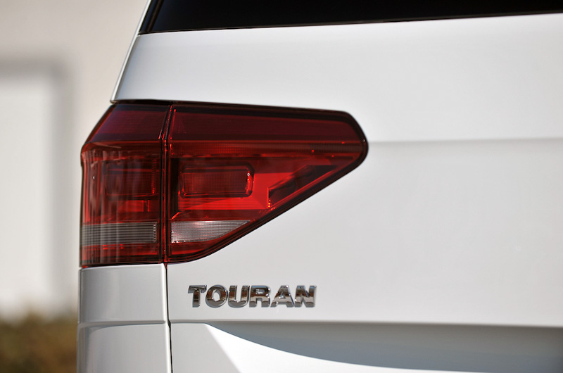 全グレードにデュアルエキゾーストパイプを採用。R-Lineのみクロームデュアルエキゾーストパイプとなる