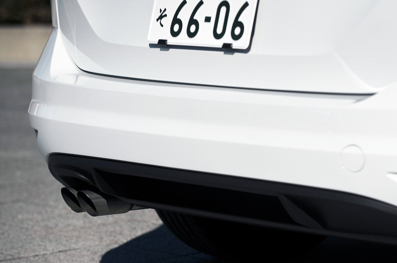 全グレードにデュアルエキゾーストパイプを採用。R-Lineのみクロームデュアルエキゾーストパイプとなる