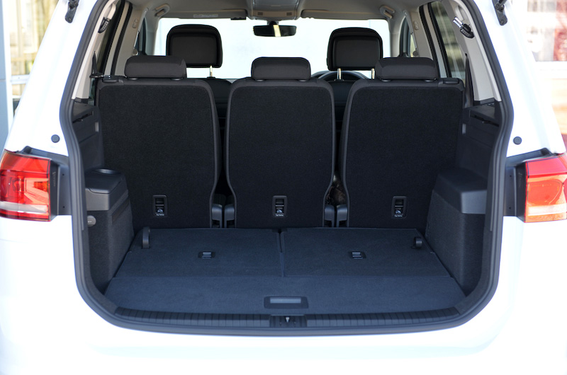 3名が乗車できる2列目シートが独立タイプを採用することもあり、シートアレンジは多彩。2列目シートは取り外すことなく、折り畳むだけでフラットなフロアを実現する