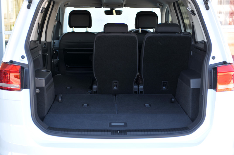 3名が乗車できる2列目シートが独立タイプを採用することもあり、シートアレンジは多彩。2列目シートは取り外すことなく、折り畳むだけでフラットなフロアを実現する