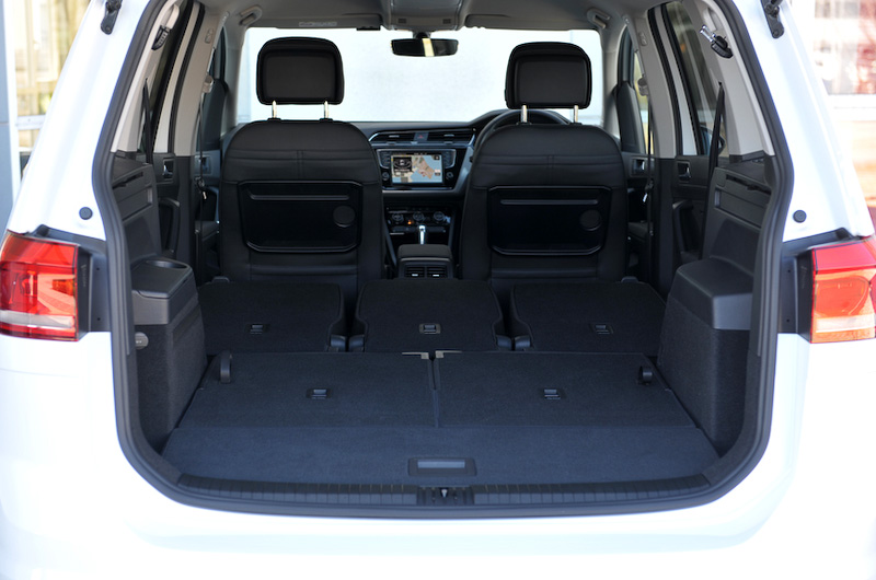 3名が乗車できる2列目シートが独立タイプを採用することもあり、シートアレンジは多彩。2列目シートは取り外すことなく、折り畳むだけでフラットなフロアを実現する