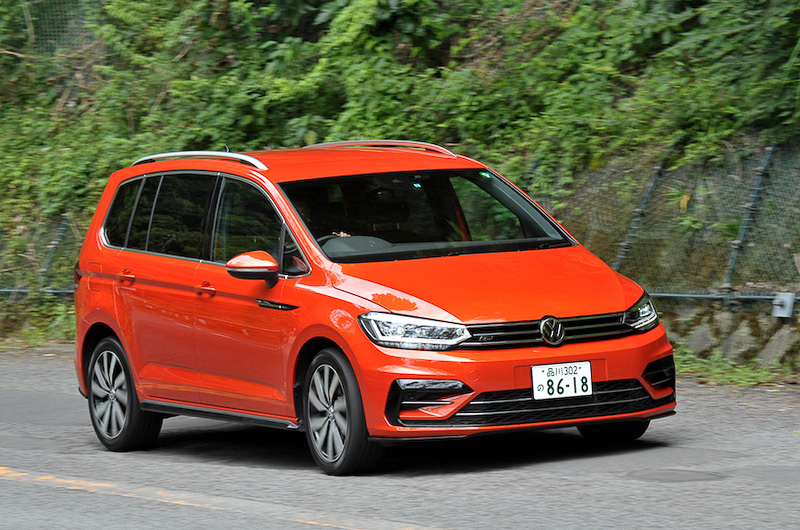 R-Line専用パーツを内外装に標準装備した「ゴルフ トゥーラン TSI R-Line」