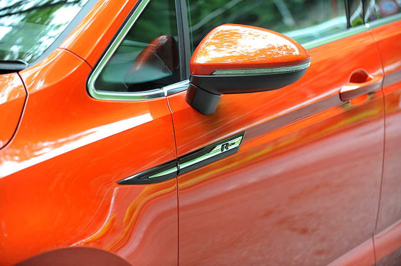 エクステリアでは専用フロントバンパーやサイドスカート、リアバンパーを採用するとともに、フロントグリルルーバー、エアインテーク、サイドウィンドウ、リアバンパーにクローム加飾が与えられるクロームパッケージを採用。足下はR-Line専用となる225/45 R18タイヤと18インチアルミホイール（10スポーク）の組み合わせ