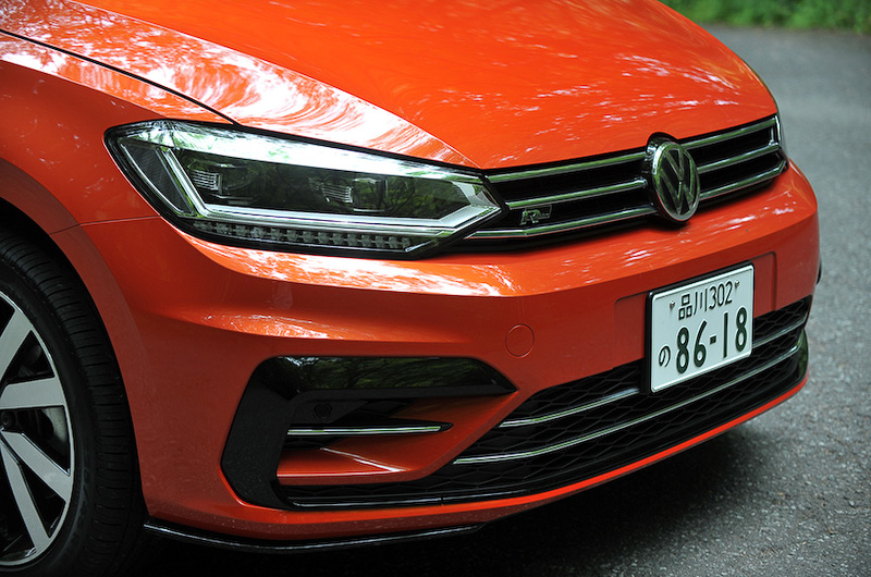 エクステリアでは専用フロントバンパーやサイドスカート、リアバンパーを採用するとともに、フロントグリルルーバー、エアインテーク、サイドウィンドウ、リアバンパーにクローム加飾が与えられるクロームパッケージを採用。足下はR-Line専用となる225/45 R18タイヤと18インチアルミホイール（10スポーク）の組み合わせ