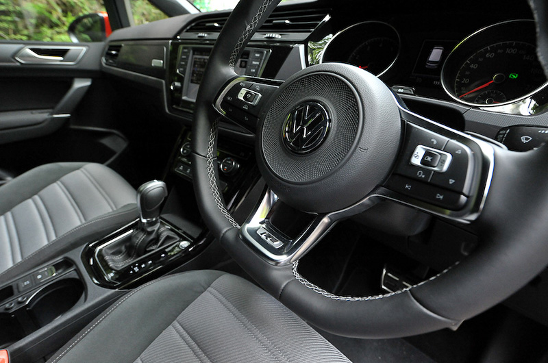 インテリアでは専用品となるプラスティックデコラティブパネル、ファブリックシート、レザー3本スポークステアリング（オーディオコントロール付）、ドアシルプレート、アルミ調ペダルクラスターを装備